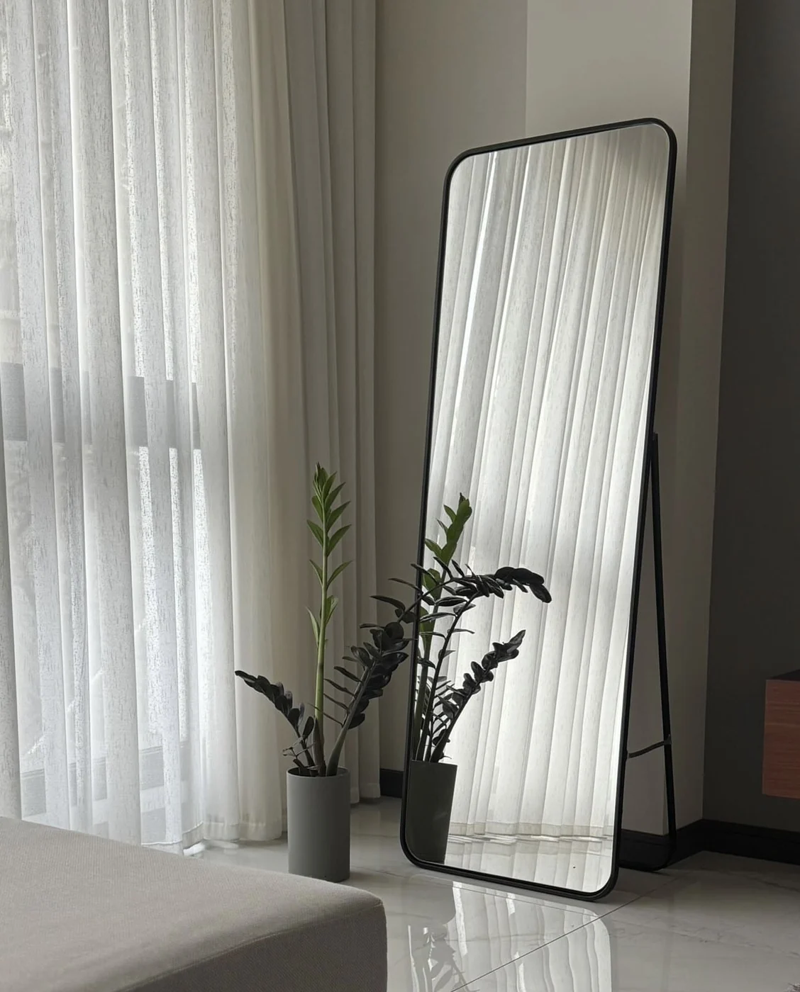 MR1010 - Waveform Floor Mirror