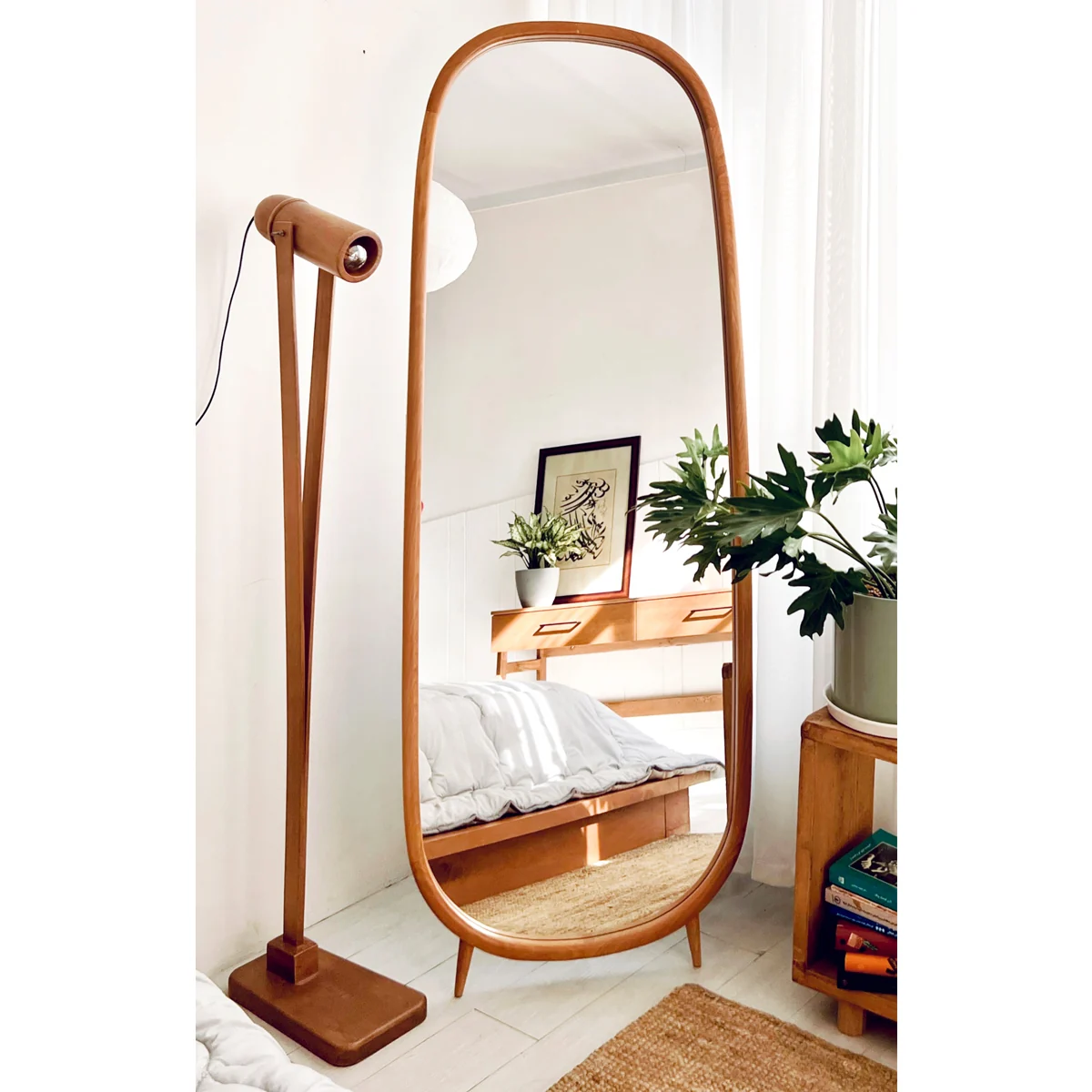 MR1012 - Pivot Stand Mirror
